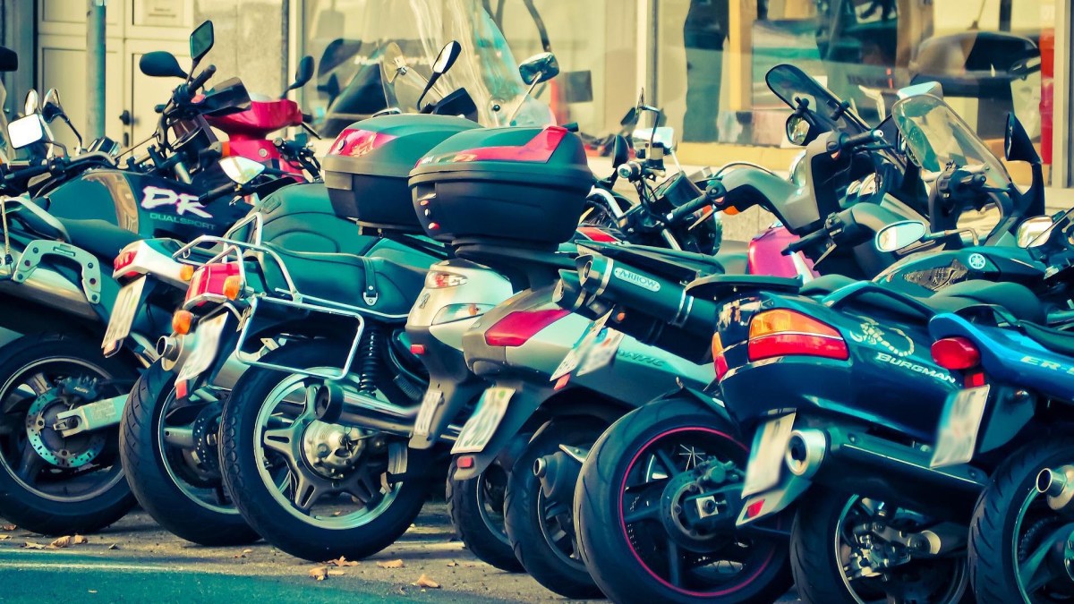 Stationnement deux-roues thermiques // Source : Pixabay Licence