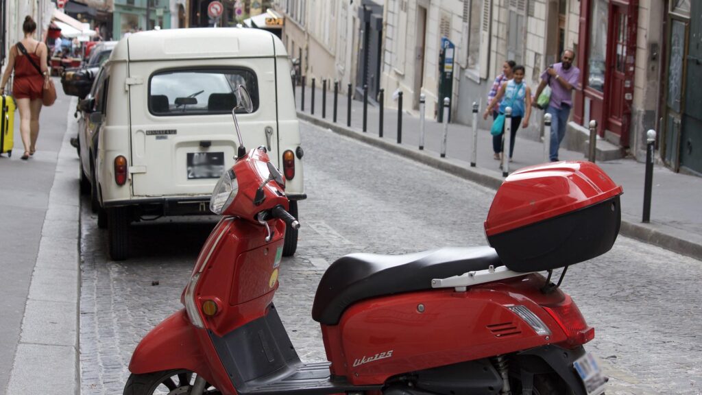 Stationnement deux-roues thermiques à Paris // Source : Pixabay