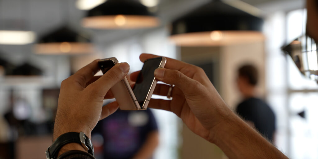 Le Galaxy Z Flip 4 se replie sur lui-même. // Source : Arnaud Gelineau / Numerama