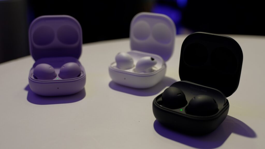 The three colors of the Galaxy Buds 2 Pro.  // Source: Arnaud Gelineau / Numerama