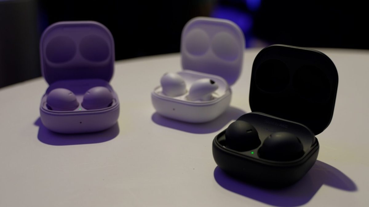 Les trois coloris des Galaxy Buds 2 Pro. // Source : Arnaud Gelineau / Numerama