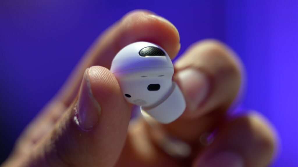 A Galaxy Buds 2 Pro earphone.  // Source: Arnaud Gelineau / Numerama