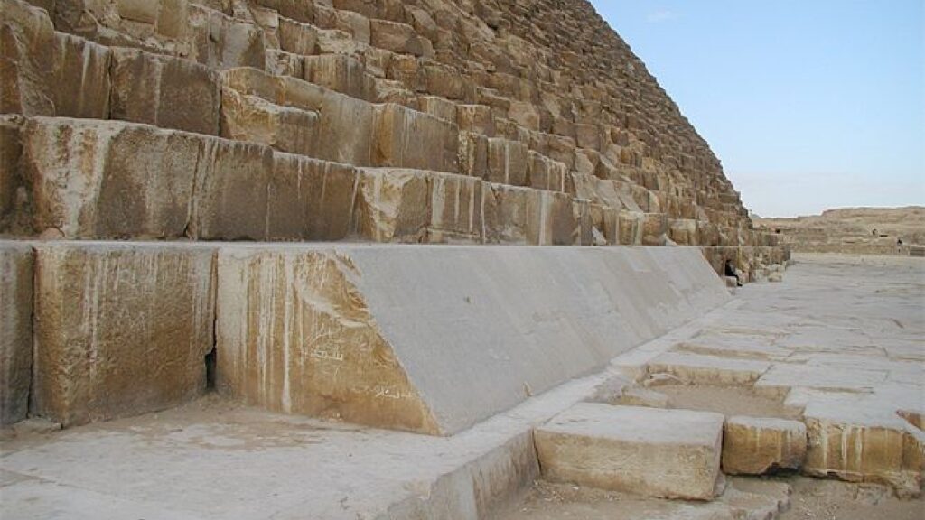 Au nord de la Grande Puramide. // Source : Jon Bodsworth / Wikimédias / Egyptian Archives
