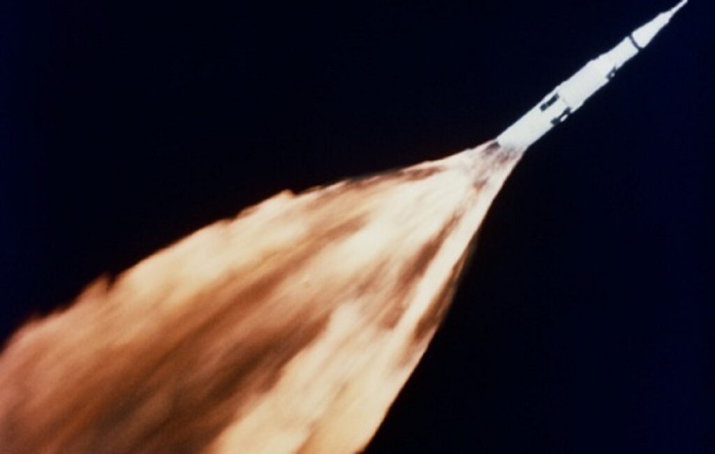 Saturn V quelques secondes après le décollage d'Apollo 6
