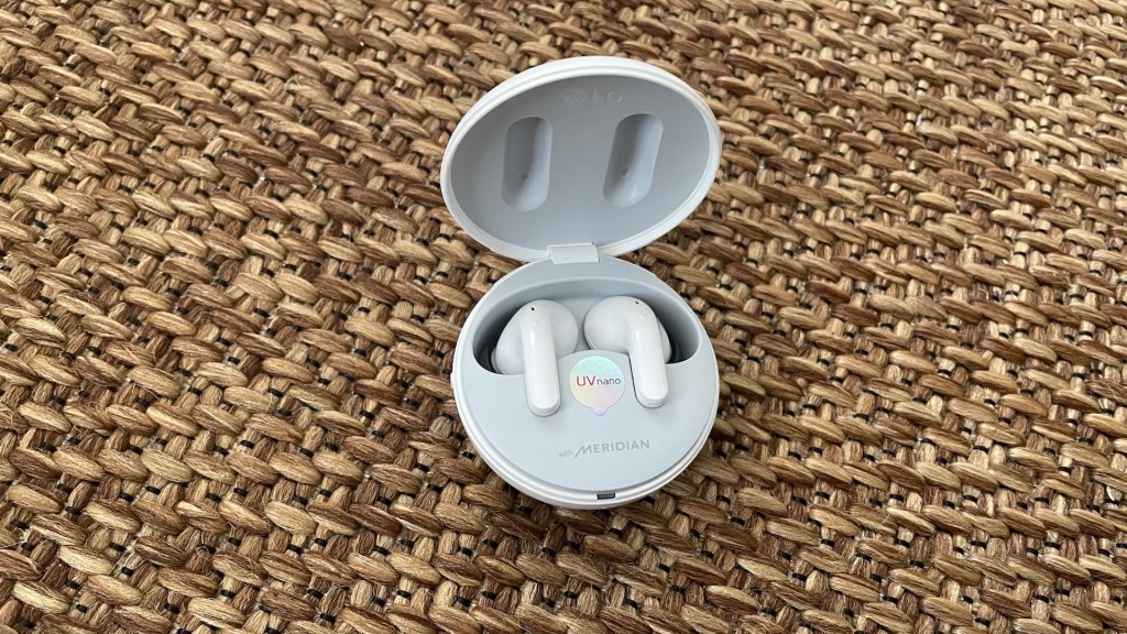 Les écouteurs LG Tone Free T90Q dans leur boîtier de recharge // Source : Maxime Claudel pour Numerama Les écouteurs LG Tone Free T90Q dans leur boîtier de recharge // Source : Maxime Claudel pour Numerama