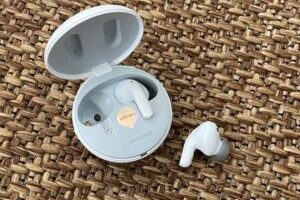 Les écouteurs LG Tone Free T90Q dans leur boîtier de recharge // Source : Maxime Claudel pour Numerama