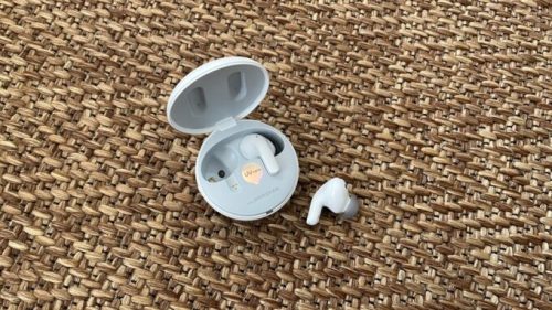 Les écouteurs LG Tone Free T90Q dans leur boîtier de recharge // Source : Maxime Claudel pour Numerama