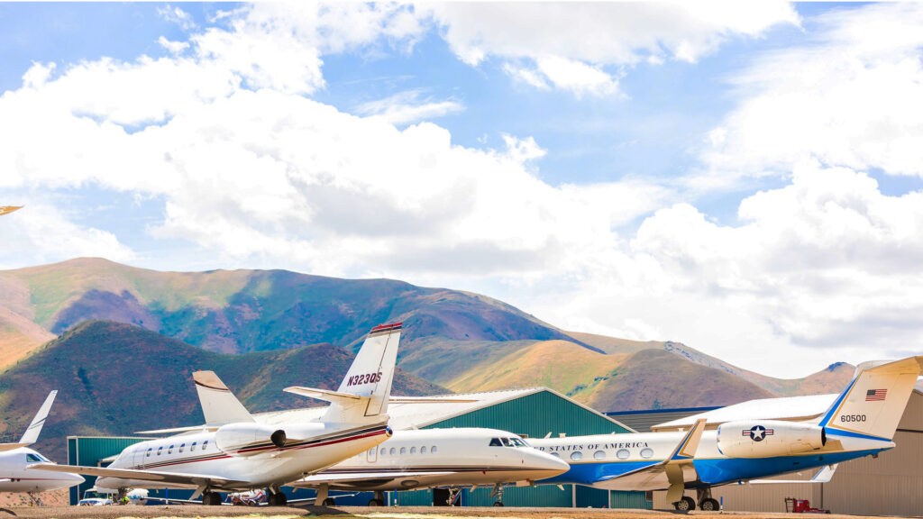 Des jets privés dans un aéroport. // Source : Flickr/CC/Thomas Hawk (photo recadrée)
