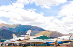 Des jets privés dans un aéroport. // Source : Flickr/CC/Thomas Hawk (photo recadrée)