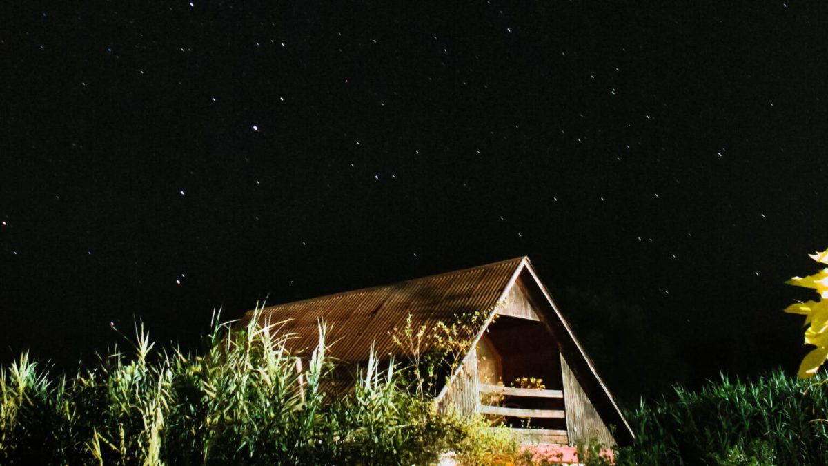 Ciel étoilé au-dessus d'une maison. // Source : Unsplash/Valentina Dominguez (photo recadrée)