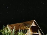 Ciel étoilé au-dessus d'une maison. // Source : Unsplash/Valentina Dominguez (photo recadrée)
