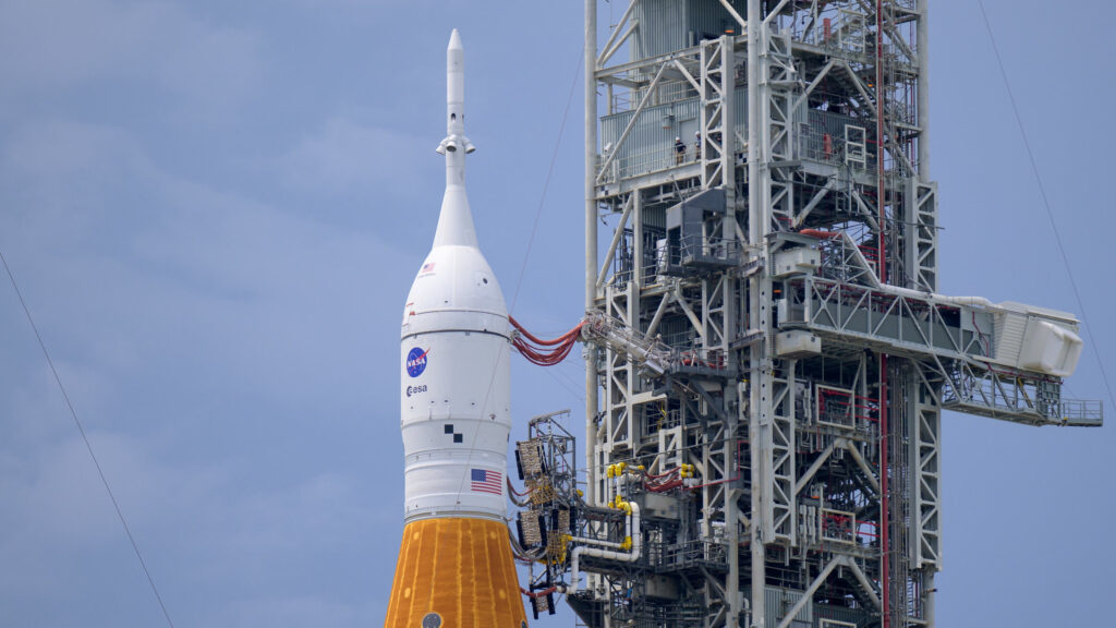 La fusée SLS. // Source : Flickr/CC/NASA/Bill Ingalls (photo recadrée)