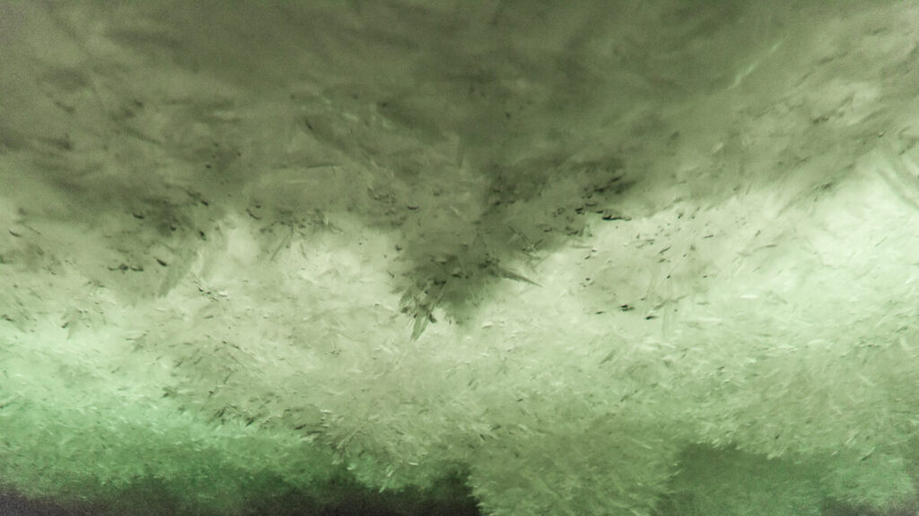 Formation de glace, semblable à de la neige sous-marine. // Source : Helen Glazer (image recadrée)
