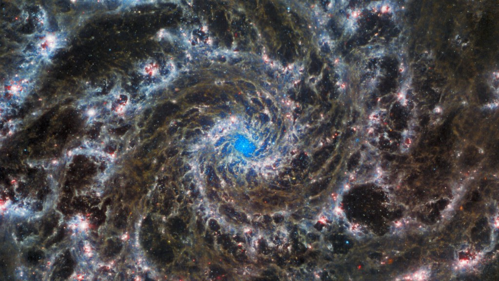 James Webb a pris la galaxie fantôme (M74) en photo dans le spectre infrarouge. // Source : ESA