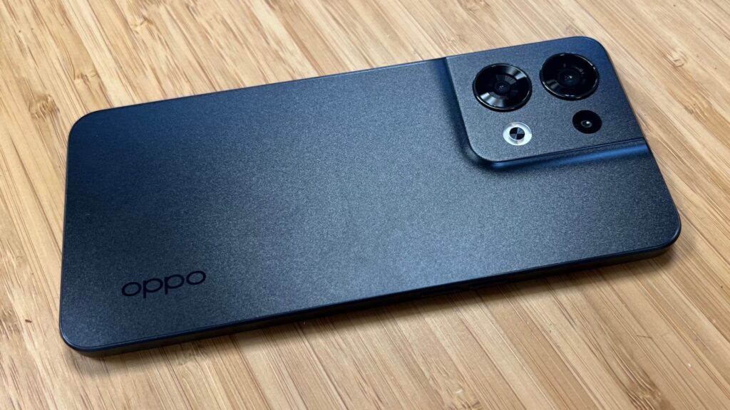 Le dos du Oppo Reno 8 est vraiment réussi. // Source : Numerama