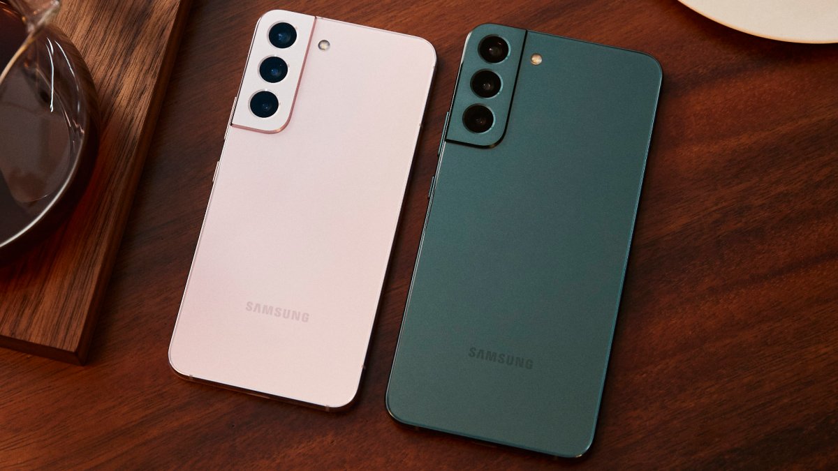 Le Gala xy S22 à côté de son grand frère le S22+ // Source : Samsung Newsroom