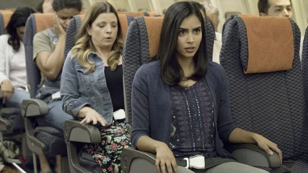 Saanvi, à bord du vol 828, dans Manifest. // Source : NBC/Netflix