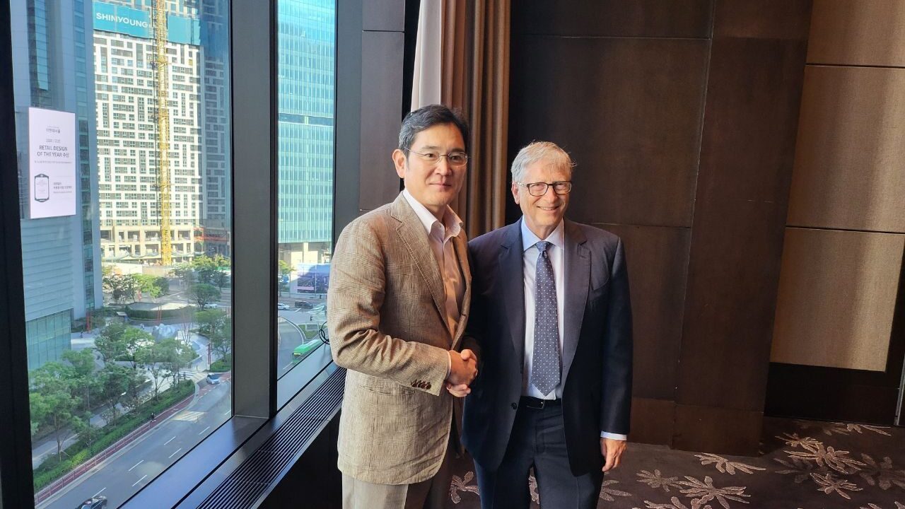 Le vice-président de Samsung, Jay Y Lee, à gauche, et le coprésident de la Fondation Bill & Melinda, Bill Gates // Source : Samsung