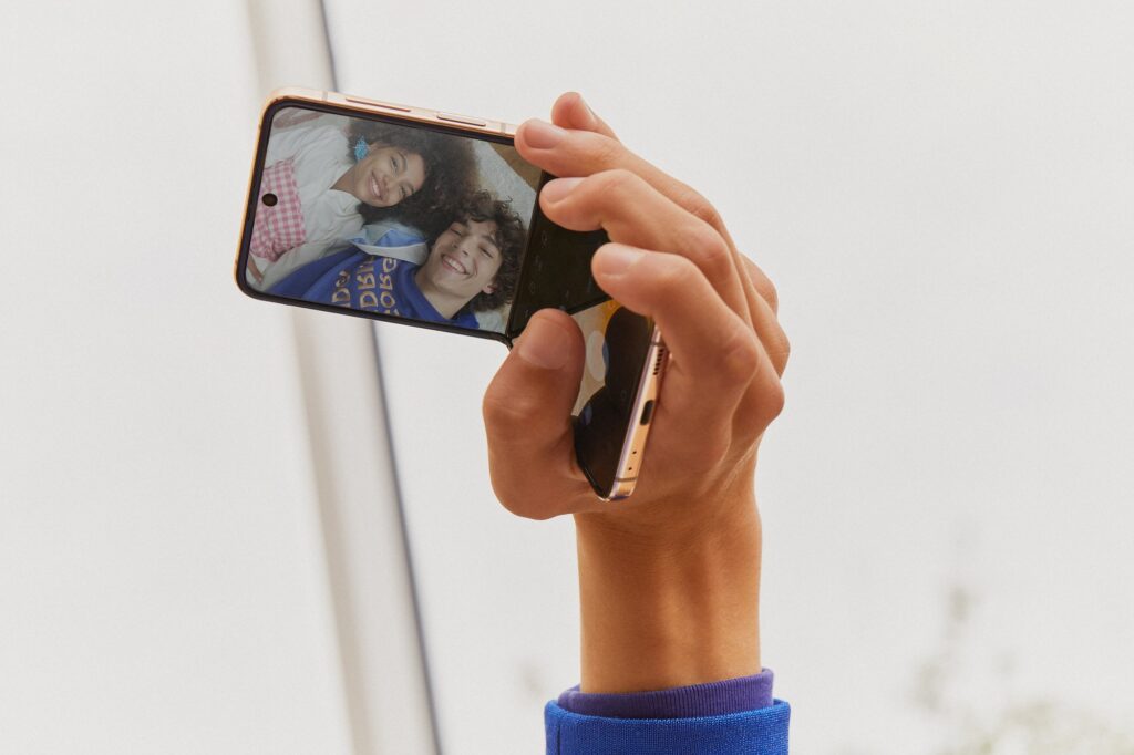 Le Samsung Galaxy Z Flip4 plié dans une main. // Source : Samsung