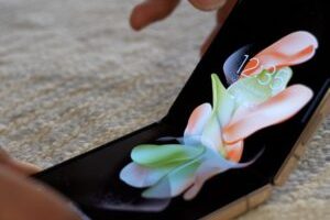 Le Galaxy Z Flip 4 de Samsung. // Source : Arnaud Gelineau / Numerama