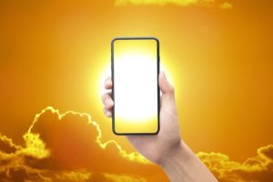 Il fait chaud et vos smartphones ont chaud // Source : Montage Numerama