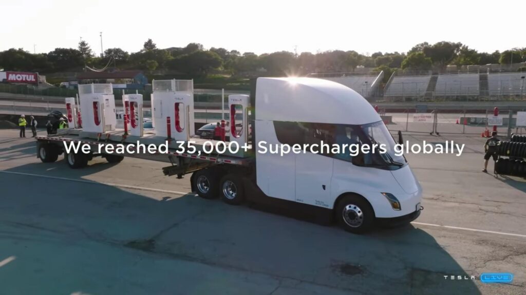 Tesla Semi utilisé pour installer les superchargeurs // Source : Capture du live Tesla