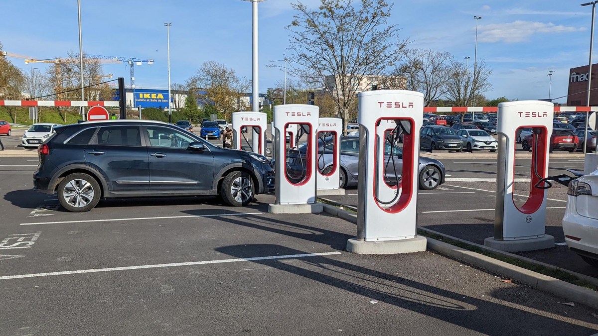 Kia en recharge au superchargeur // Source : Raphaelle Baut pour Numerama