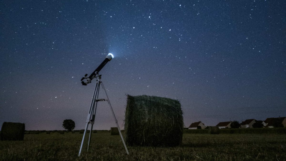 Un télescope. // Source : Unsplash/Simon Delalande (photo recadrée)