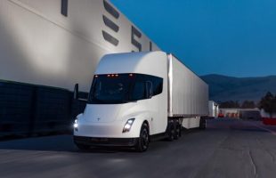 Le camion électrique Tesla Semi  // Source : Tesla