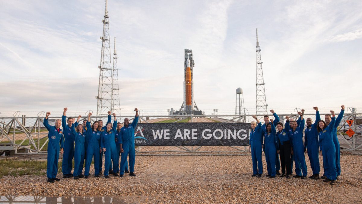 Des astronautes devant le SLS. // Source : Flickr/CC/NASA/Kim Shiflett (photo recadrée)