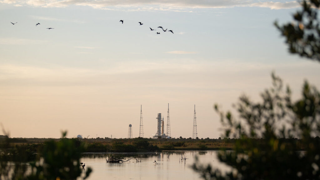 La fusée, toujours sur son pas de tir. // Source : Flickr/CC/NASA/Joel Kowsky (photo recadrée)
