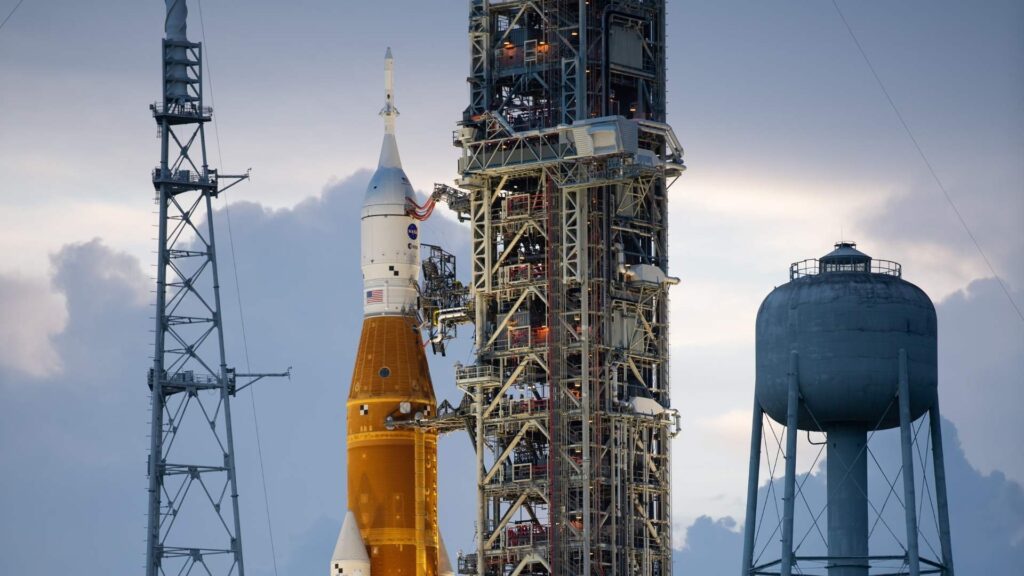 Le Space Launch System. // Source : Flickr/CC/NASA/Joel Kowsky (photo recadrée)