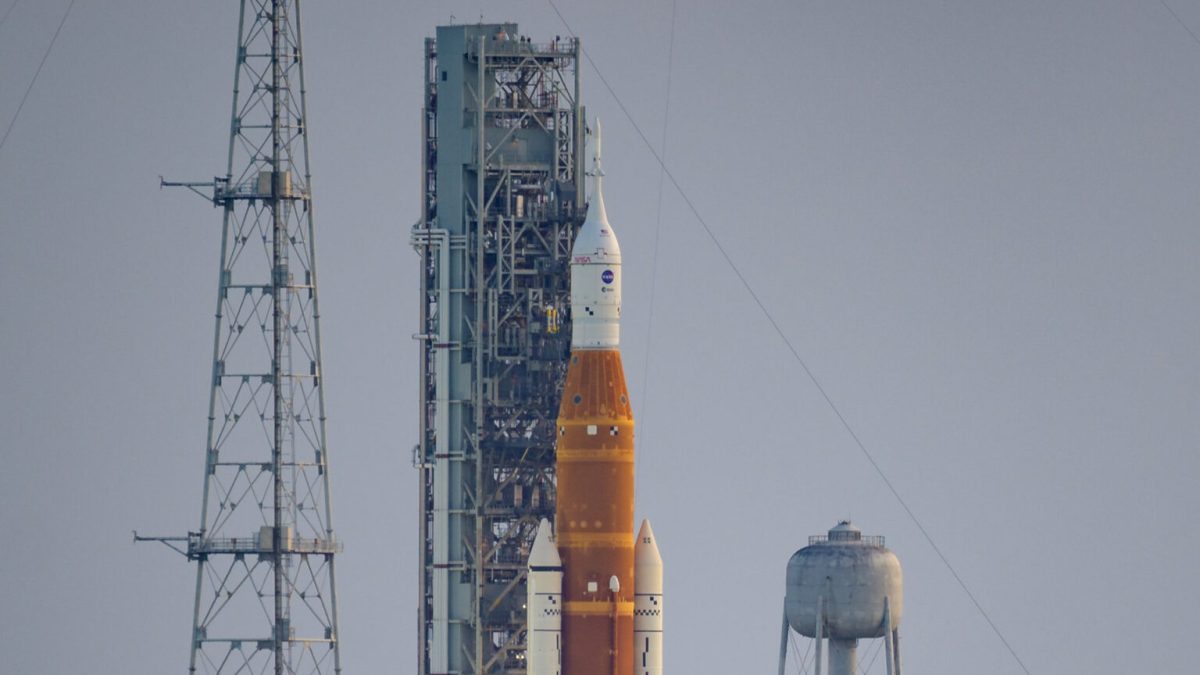 Artémis I sur son pas de tir. // Source : Flickr/CC/NASA/Bill Ingalls (photo recadrée)