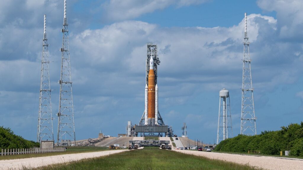 Return to the assembly building.  // Source: NASA/Joel Kowsky (cropped photo)