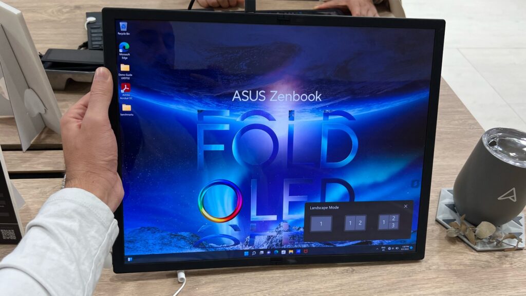 Déplié, le Zenbook Fold offre une surface immense. // Source : Numerama