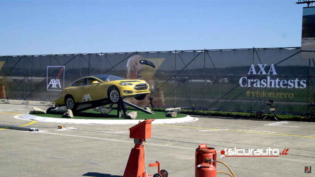 Axa crash-test Tesla // Source :  Capture video sicurauto - Youtube