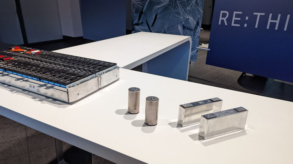GEN5 battery pack (current) and GEN6 BMW cells // Source: Raphaelle Baut for Numerama