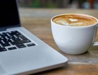 Tasse de café auprès d'un ordinateur. // Source : Pixabay (image recadrée)