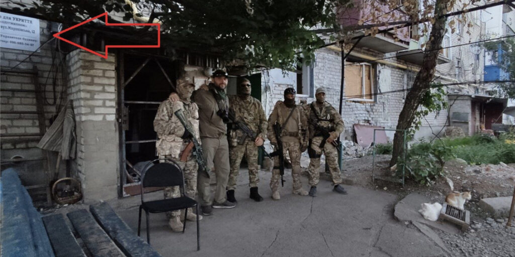 La photo du groupe de mercenaires russes Wagner qui a trahi leur position. Leur base a été explosé le lendemain. // Source : Glasnost Gone