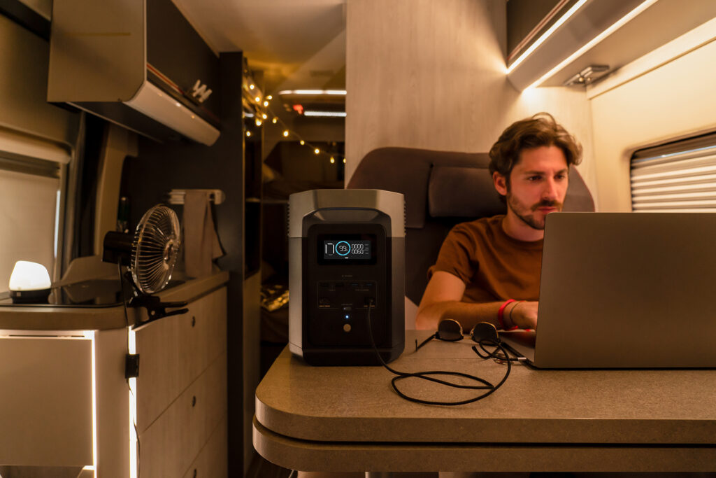 Being able to work while traveling in a van, the dream of many digital nomads // Source: EcoFlow