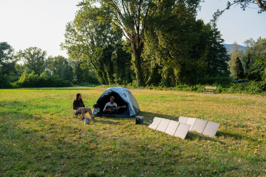 Branchez des panneaux solaires portables pour obtenir jusqu'à 500 W de puissance de charge depuis n'importe quel endroit en seulement 3 heures. // Source : EcoFlow Branchez des panneaux solaires portables pour obtenir jusqu'à 500 W de puissance de charge depuis n'importe quel endroit en seulement 3 heures. // Source : EcoFlow