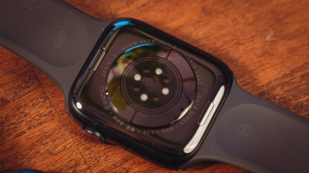 Au dos de l'Apple Watch Series 8, il y a désormais un thermomètre. // Source : Louise Audry / Numerama