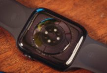 Au dos de l'Apple Watch Series 8, il y a désormais un thermomètre. // Source : Louise Audry / Numerama