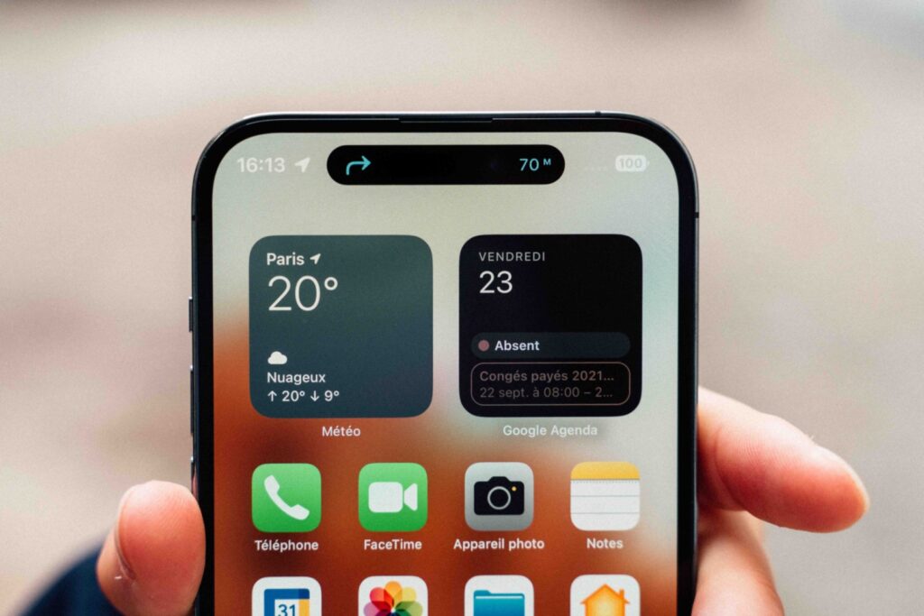 La nouvelle encoche de l'iPhone 14 Pro Max s'agrandit virtuellement. // Source : Anthony Wonner pour Numerama