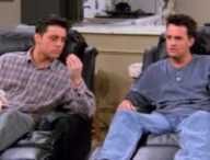 Joey et Chandler sur leur siège // Source : Friends/Netflix