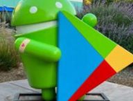Le logo d'Android à côté de celui de Google Play. // Source : NL / Numerama