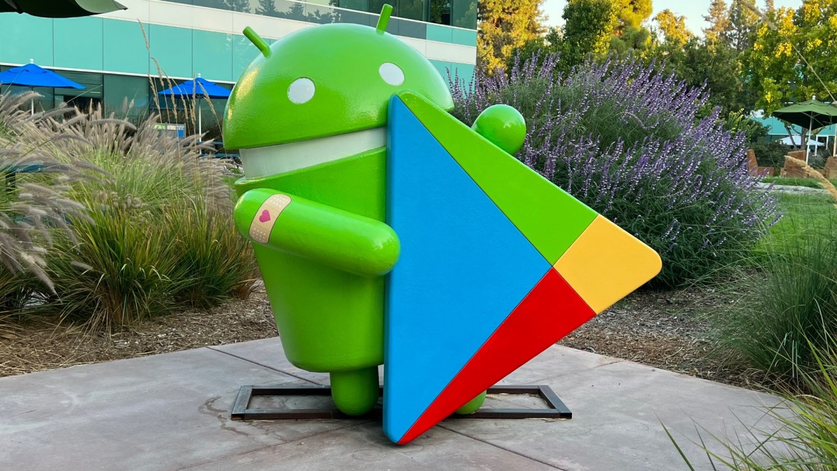 Le logo d'Android à côté de celui de Google Play. // Source : NL / Numerama