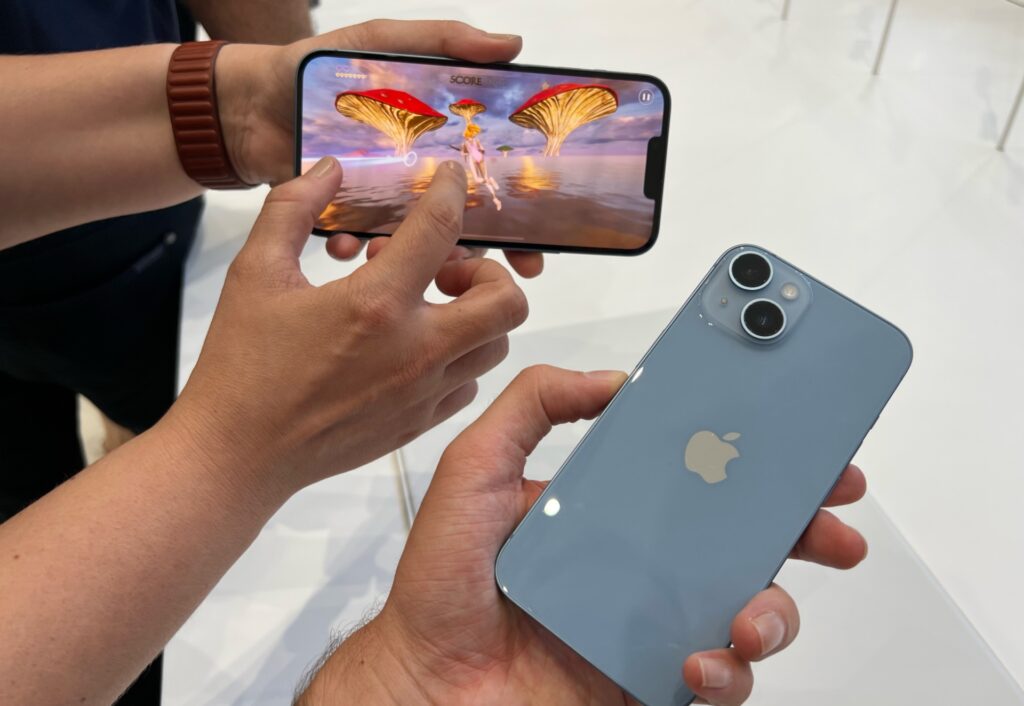 L'iPhone 14 Plus et l'iPhone 14. // Source : Numerama