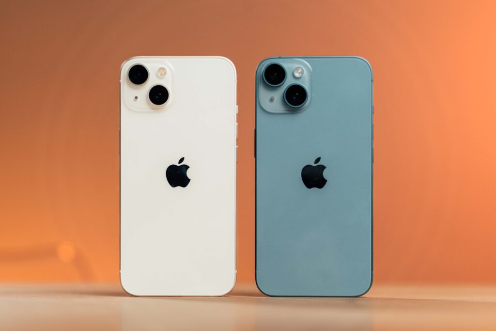 L'iPhone 13 est à gauche, l'iPhone 14 est à droite… ou l'inverse. // Source : Anthony Wonner / Numerama