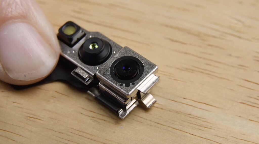Le «bloc » caméra et capteur sur iPhone 14 Pro Max // Source : YouTube/ifixit